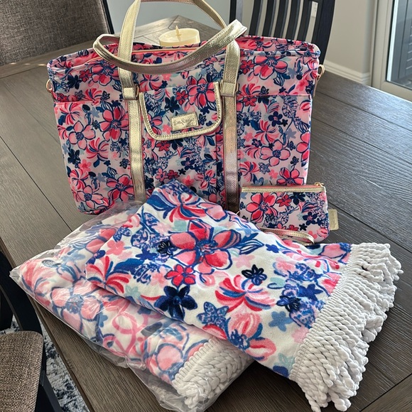 Lilly Pulitzer Handbags - Lilly Pulitzer Insulated Beach Tote with 2 Towels and Wristlet NWT